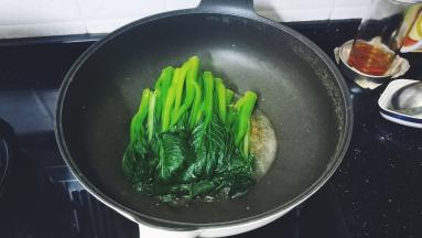 锅里热情高涨时放入菜心