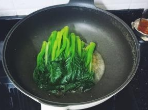 锅里热情高涨时放入菜心