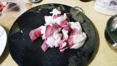 五花肉清洗干净切小块一点方便入味