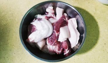 将切好的肉放入盆里