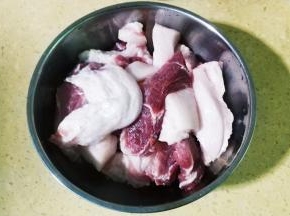 将切好的肉放入盆里