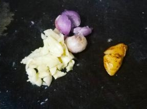 沙姜、葱头、蒜拍一拍