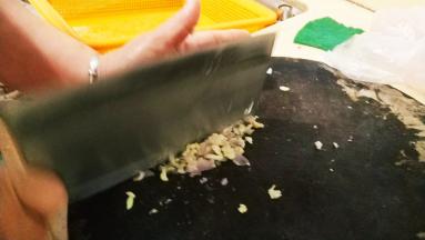 用刀背剁碎