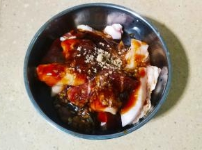 再放入酱油、蚝油、鸡精、糖、料酒