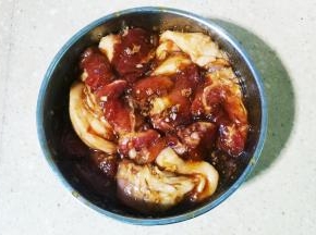 用手按摩按摩，腌20-30分钟
