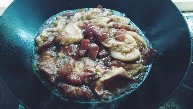 将肉平铺好
