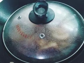 转小火盖上盖子，慢火焖半小时
