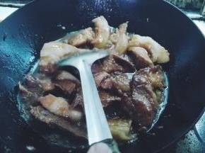 其间要不断开盖翻动翻动，试试味道再增加酱油或糖调整出适合自已口味
