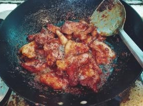 到最后10分钟更加勤快翻动，至水份烧干全部剩下油，叉烧颜色变深就oK啦，想要焦香一点时间适当加长一点