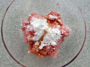 肉末中加入一勺生抽，一勺料酒，一勺淀粉搅拌均匀后腌制30分钟