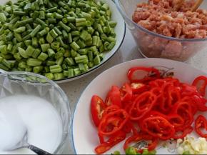 淀粉加水搅匀，所有材料都准备好就可以开火啦