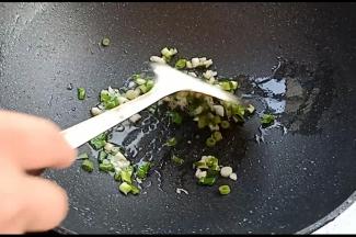 另起锅热油，加入蒜末和葱花翻炒出香味