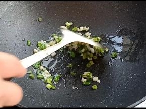 另起锅热油，加入蒜末和葱花翻炒出香味