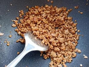 热锅热油，将肉末倒入锅里炒热后加入一勺老抽，一勺蚝油继续翻炒至熟