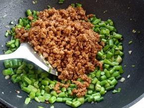 将炒熟的肉末倒入一起翻炒