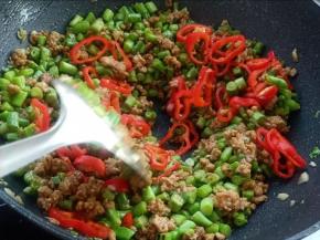 撒上红椒丝翻炒一下就可以出锅了