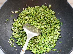 倒入豆角，加适量盐翻炒