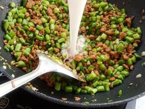 将调好的淀粉倒入，翻炒至汤汁浓稠