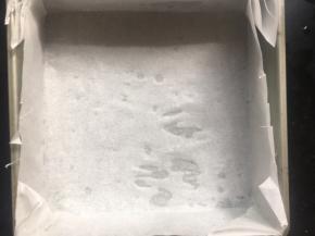 为方便脱模，模具垫上油纸；