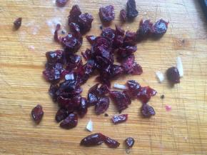 蔓越莓稍微切碎；