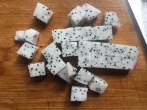 火龙果剥皮后切成碎丁；