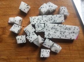 火龙果剥皮后切成碎丁；