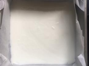 倒入酸奶，左右晃动使酸奶分布均匀；