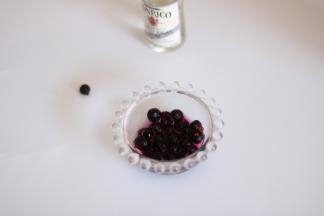 黑醋栗加朗姆酒浸泡10分钟左右