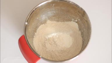 将中筋面粉、泡打粉混合过筛