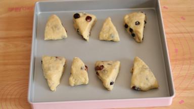 将分切好的司康面团均匀排入烤盘，刷上全蛋液