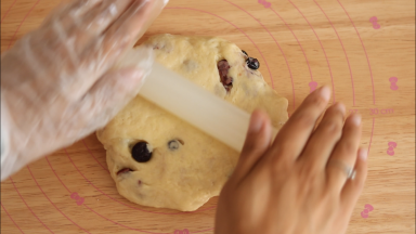 放至案板，用擀面杖擀成后约2cm的厚面团