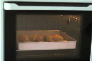 烤箱预热至180℃，中层烘烤约20分钟。