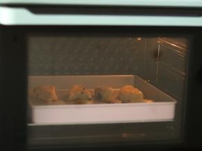 烤箱预热至180℃，中层烘烤约20分钟。