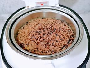 时间到后不要着急打开饭煲盖子，断电后焖一会儿。