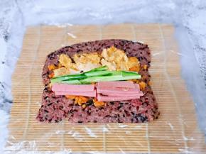 放入配菜，哇、看着好想吃有么有？哈～