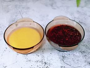 将血糯米淘干净，浸泡2小时，小米淘干净后泡30分钟即可。