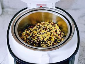 再将泡好的米倒入甄子中。