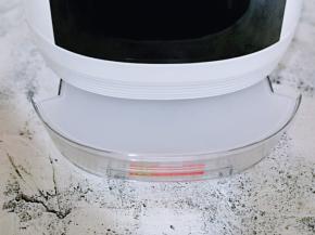 将清洗干净的水盒放入机体中。