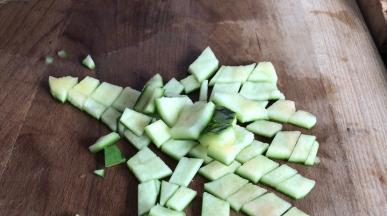 把外面的皮，切成小块