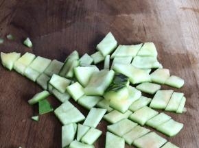 把外面的皮，切成小块