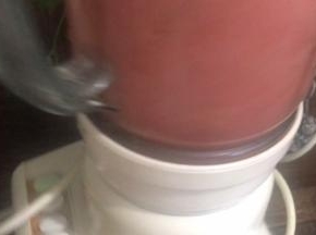 再取100克左右瓜瓤打成汁