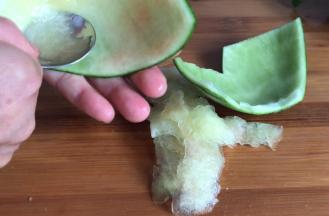 西瓜皮清洗干净，把白色瓜瓤刮干净