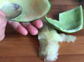 西瓜皮清洗干净，把白色瓜瓤刮干净