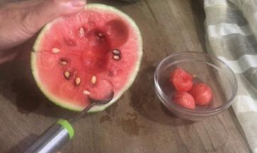 先挖几个西瓜球