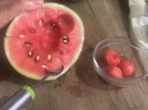 先挖几个西瓜球