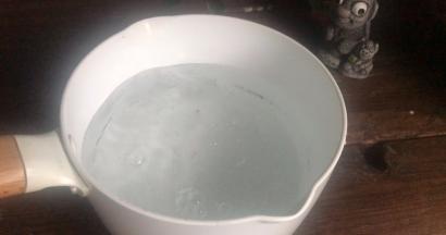 锅中倒入适量清水