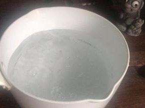 锅中倒入适量清水