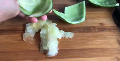 西瓜皮清热干净，把里面的白色瓜瓤刮干净