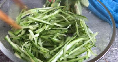 充分拌匀，腌制10分钟