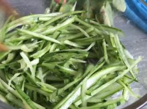 充分拌匀，腌制10分钟